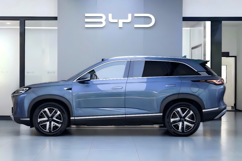 Versi BYD Seal 07 DM-I pintar, dengan harga permulaan yang dianggarkan sebanyak 250,000 yuan dan dijangka memukul pasaran tidak lama lagi, telah tiba di pengedar.